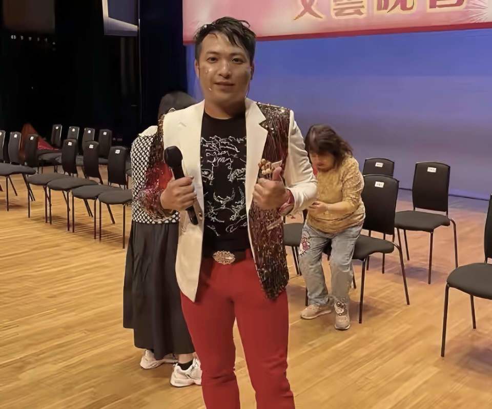 突发！香港歌手因侵犯同性未成年学生，被判入狱43个月_腾讯新闻