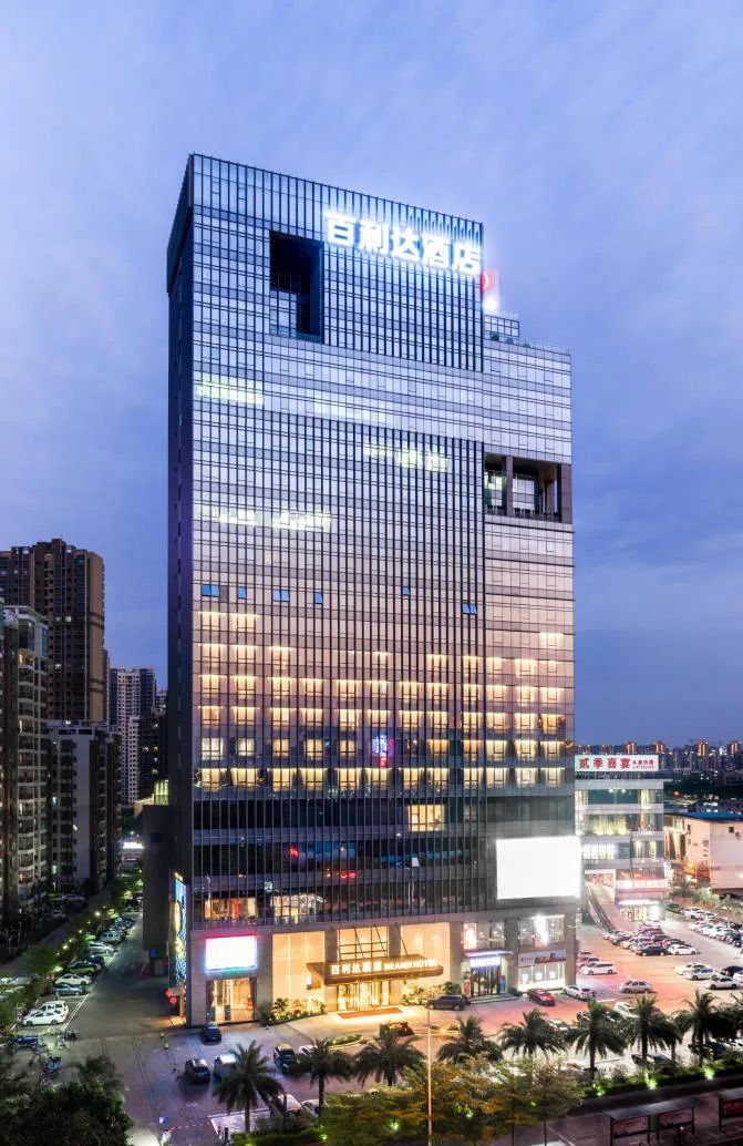 酒店设有多功能led高清大屏会议厅,董事型会议室,香港直通车,三水候机