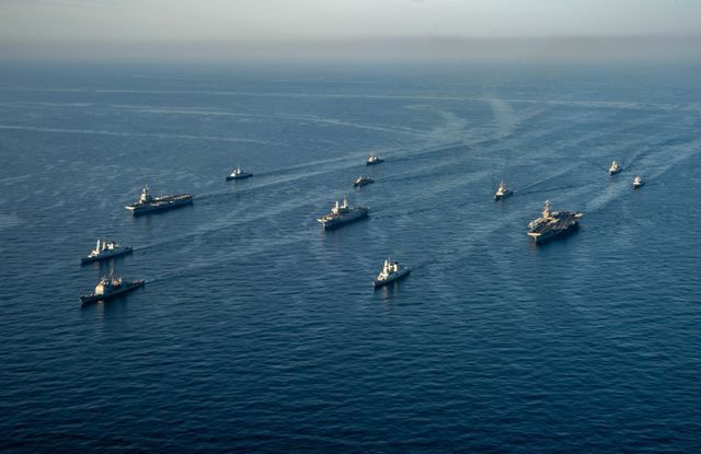 《国际海洋法公约》的空子,按照这条公约中国享有12海里领海权,但是