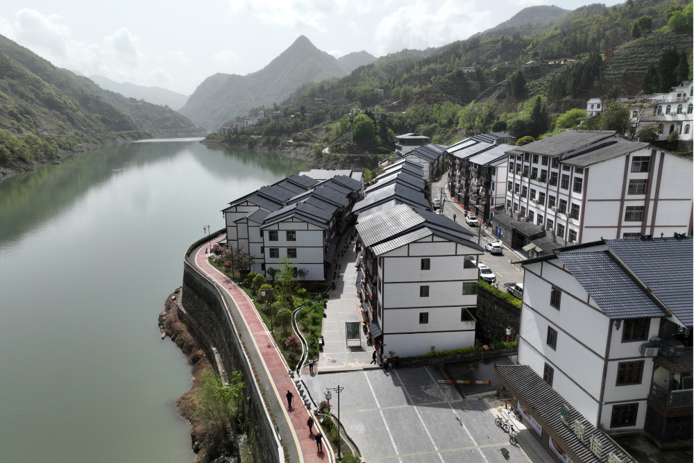 安康市紫阳县焕古镇贡茶古镇景区(4月6日摄,无人机照片).