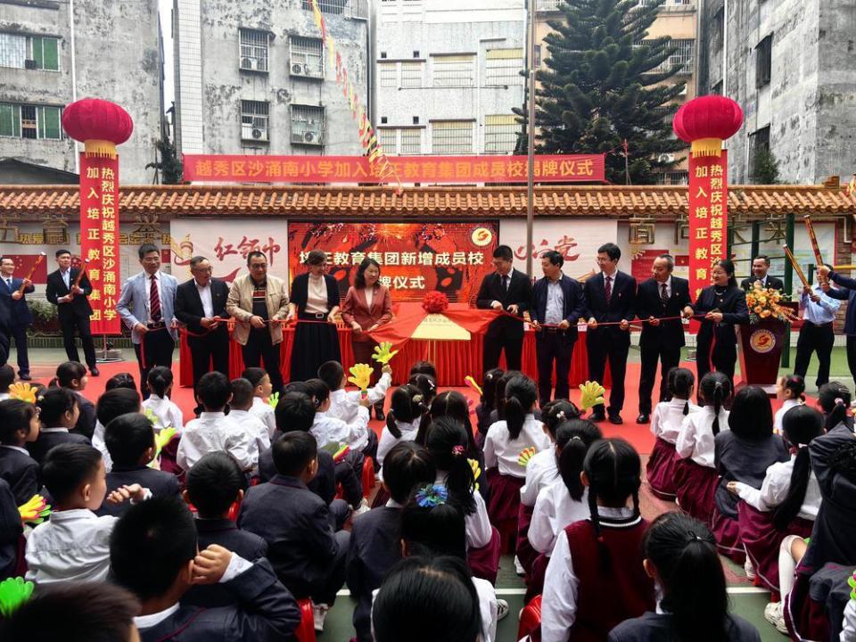 校长袁伟文表示,作为一所有着32年办学历史的年轻学校,培正中学矿泉