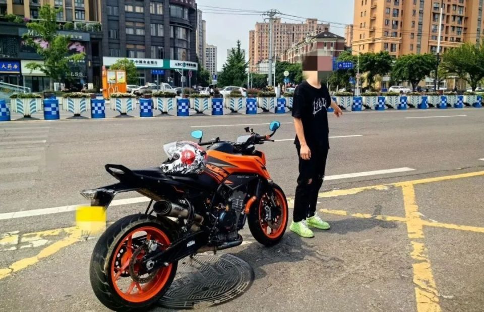 " 装帅 "  " 翘头 "  " 拘留 "