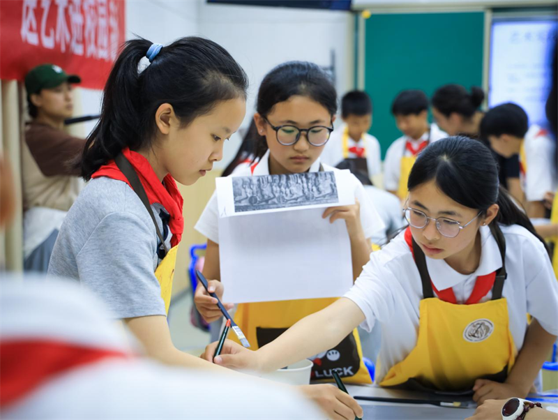 5月16日,郑州市惠济区枫叶小熊小学联合郑州美术馆(郑州画院),巩义市