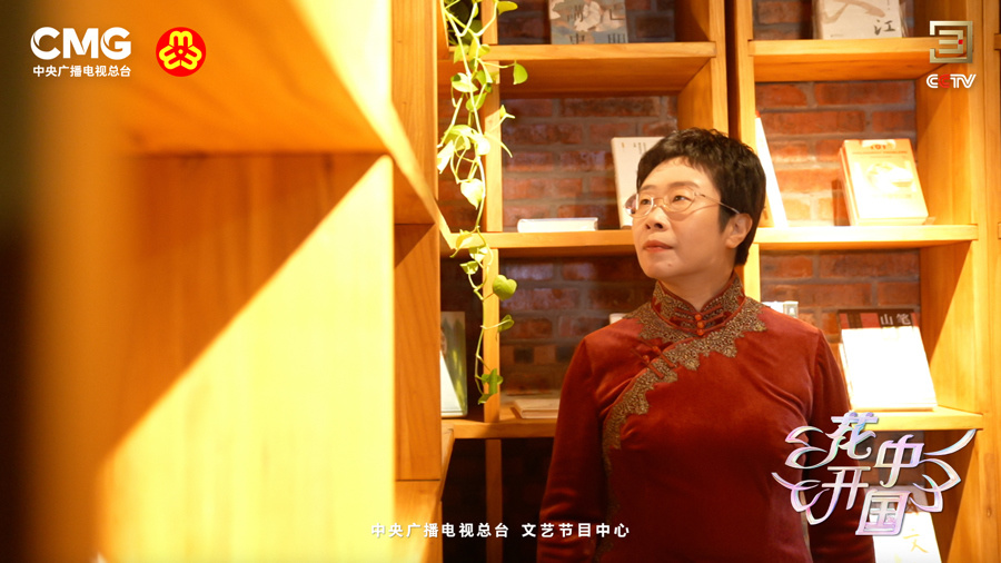 总台《花开中国》致敬杰出女性,陈丽君为何被比作"君子兰"?_腾讯新闻