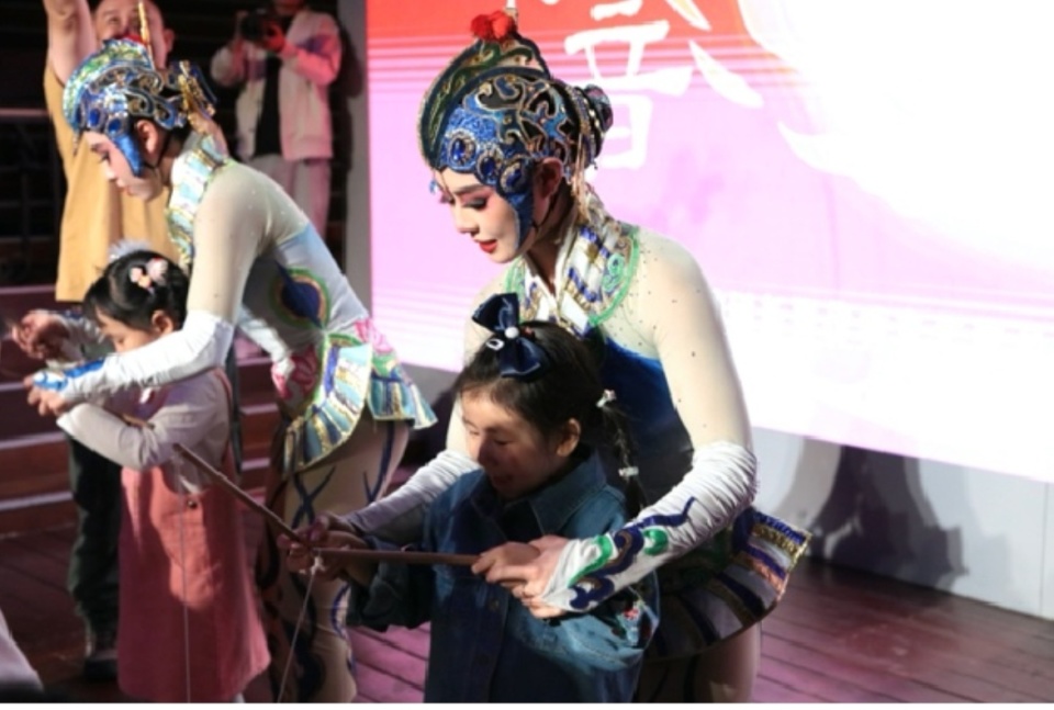 中国杂技团中秋专场演出青春ing展示新晋优秀青年演员实力