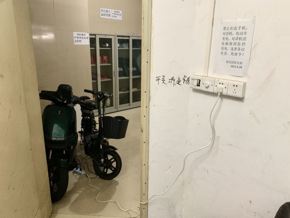 记者探访,部分小区仍有电动车违规室内充电和停放