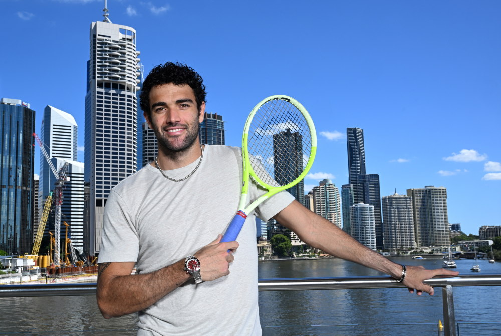 意大利帅哥贝雷蒂尼抵达布里斯班备战网球新赛季 于袋鼠角桥拍摄写真