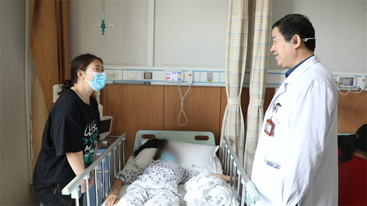 无影灯下丨12岁女孩脊柱侧弯87度 8小时手术矫治"大罗锅"
