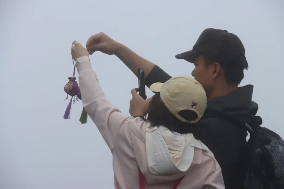 【融媒体中心新闻播报】梵净山景区携手游客花样过"端午"