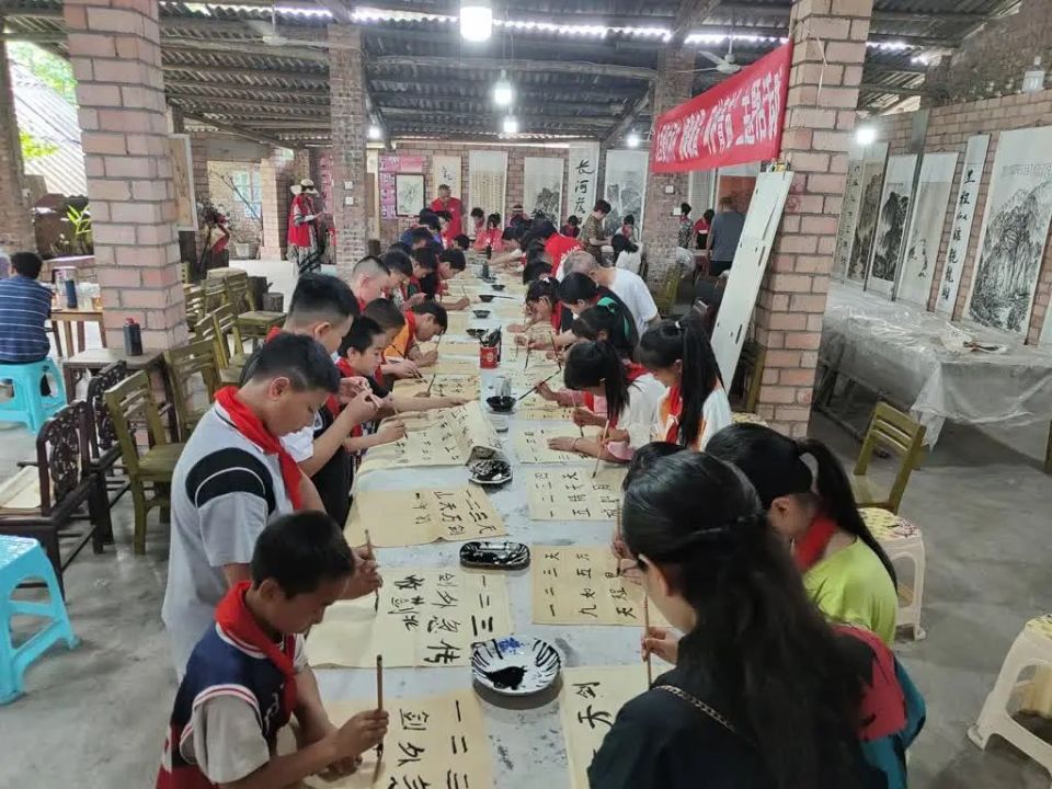 书画培训进校园,峨眉青少年感受非遗魅力
