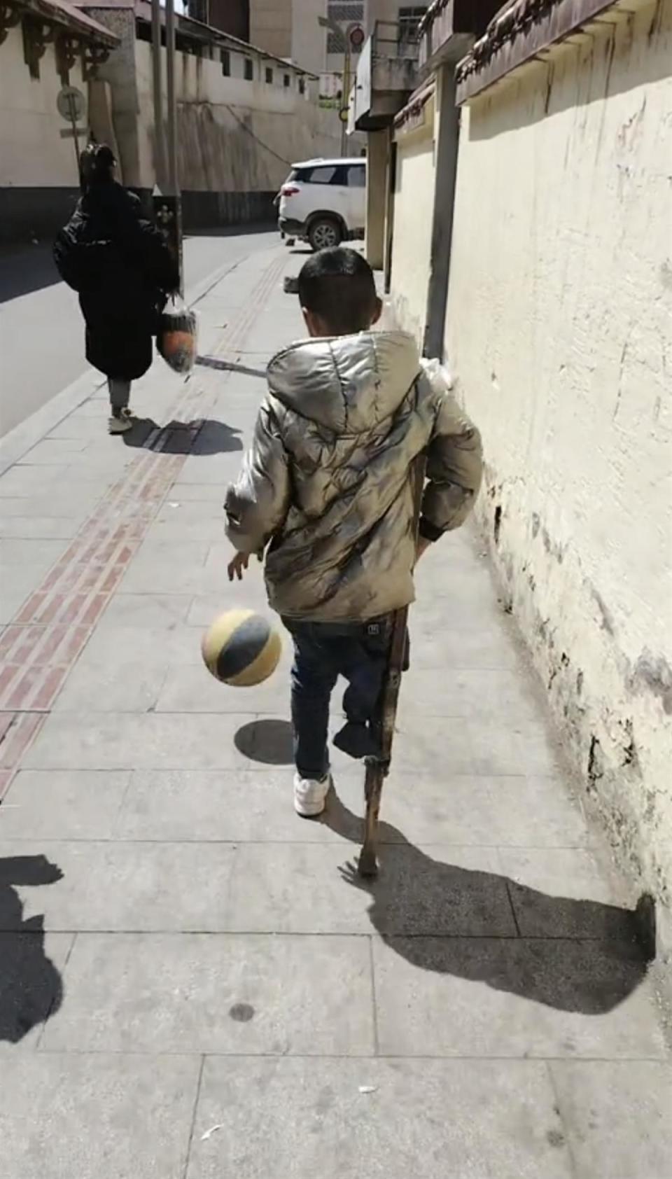 四川大凉山11岁残疾男孩拄拐打篮球:偶像是易建联,残联将为其提供义肢