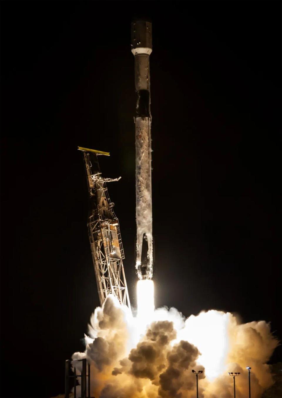 SpaceX执行星盾发射任务，同时发射20颗星链卫星-腾讯新闻