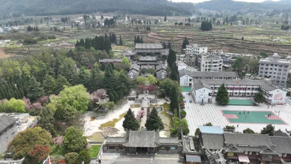 递进从高空俯瞰以少数民族历史人物命名的博物馆是西南地区第一个云龙