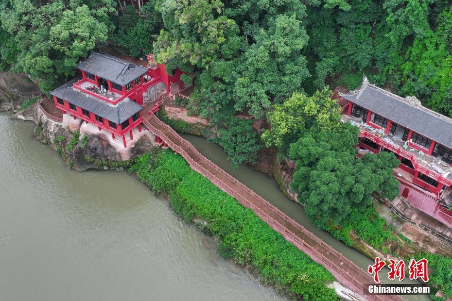 位于四川省乐山市夹江县城西的东风堰-千佛岩景区吸引了不少游客.