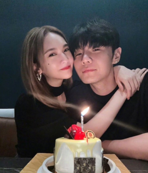 杨丞琳连续十年为李荣浩卡点庆生 真夫妻就是甜