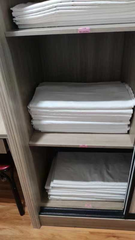 1.布草间整洁干净,存放整齐,没有杂物,能