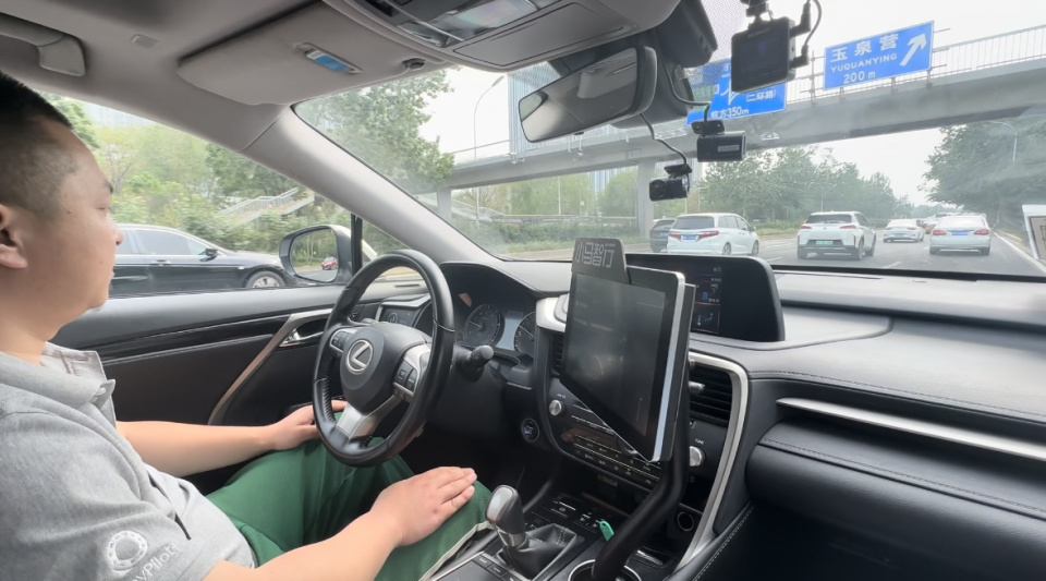 记者体验北京无人驾驶出租车!遇加塞,穿行,它能应对吗