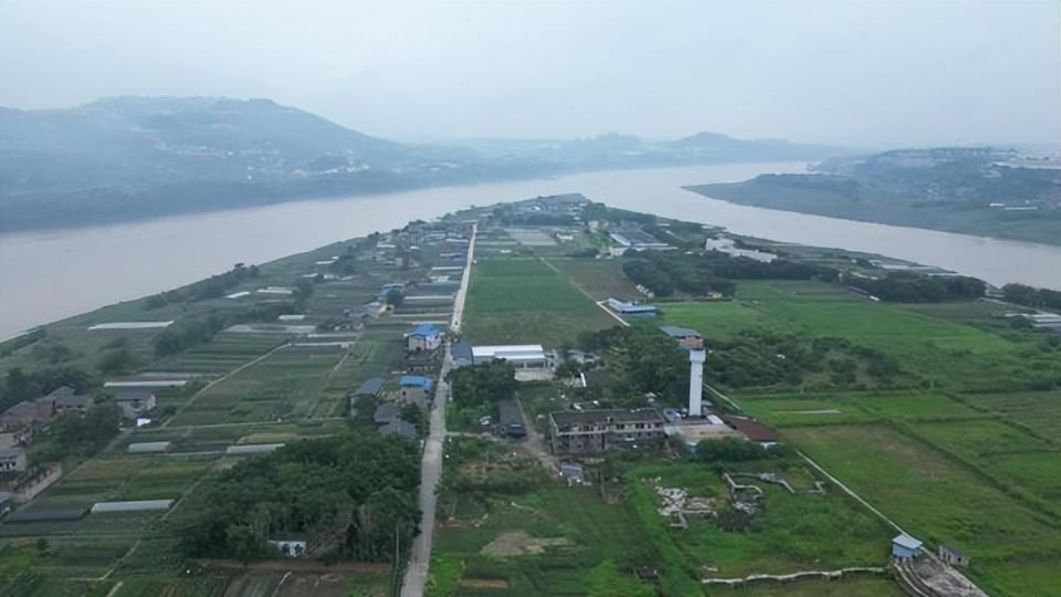 在江心形成了很多座江心岛屿,第一座岛屿是位于重庆江津区的中坝岛,而