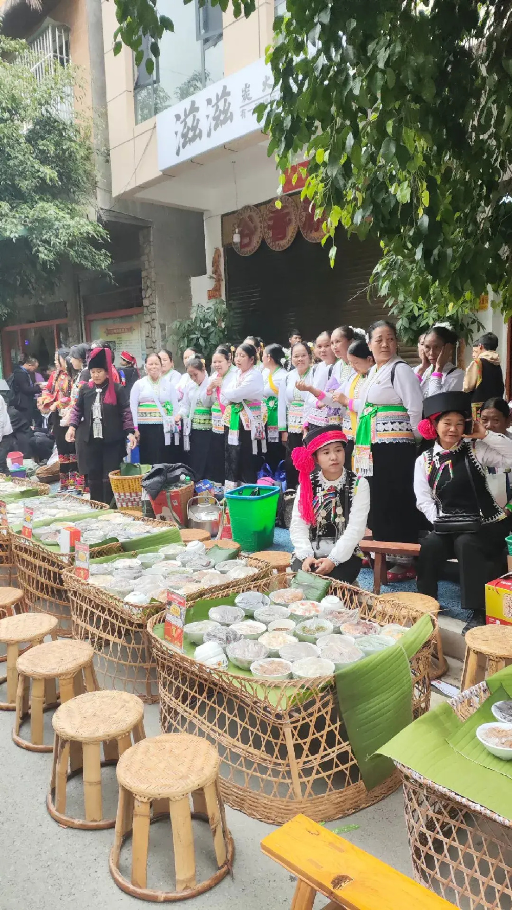 云南省红河州绿春县喜迎哈尼新年 设置宴席四千余桌万人共享长街宴