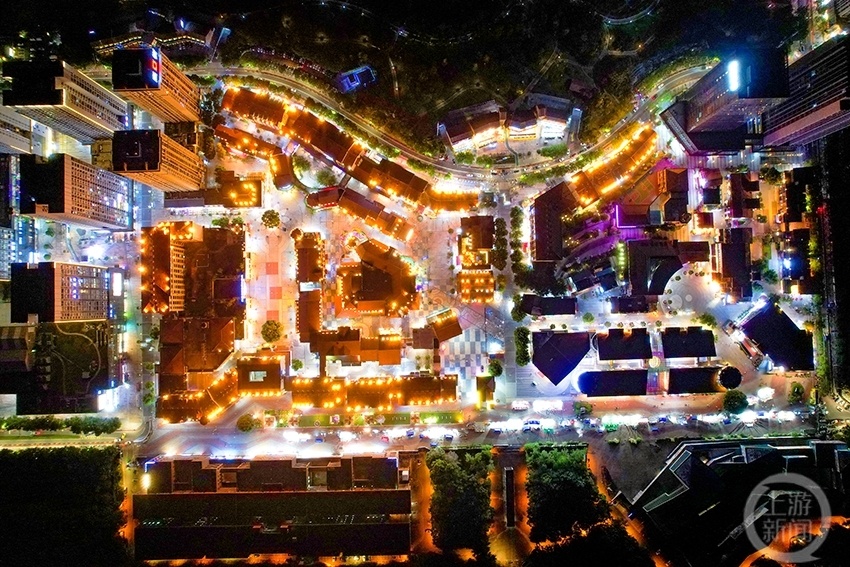 熙街是一座集学习,生活,娱乐于一体的综合性大学城,位于虎溪街道,重庆