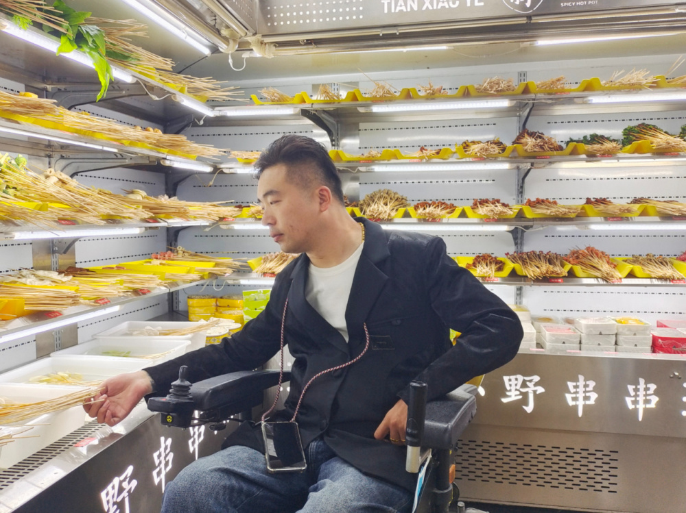 "西安好人"田小野:用爱心照亮别人温暖自己_腾讯新闻