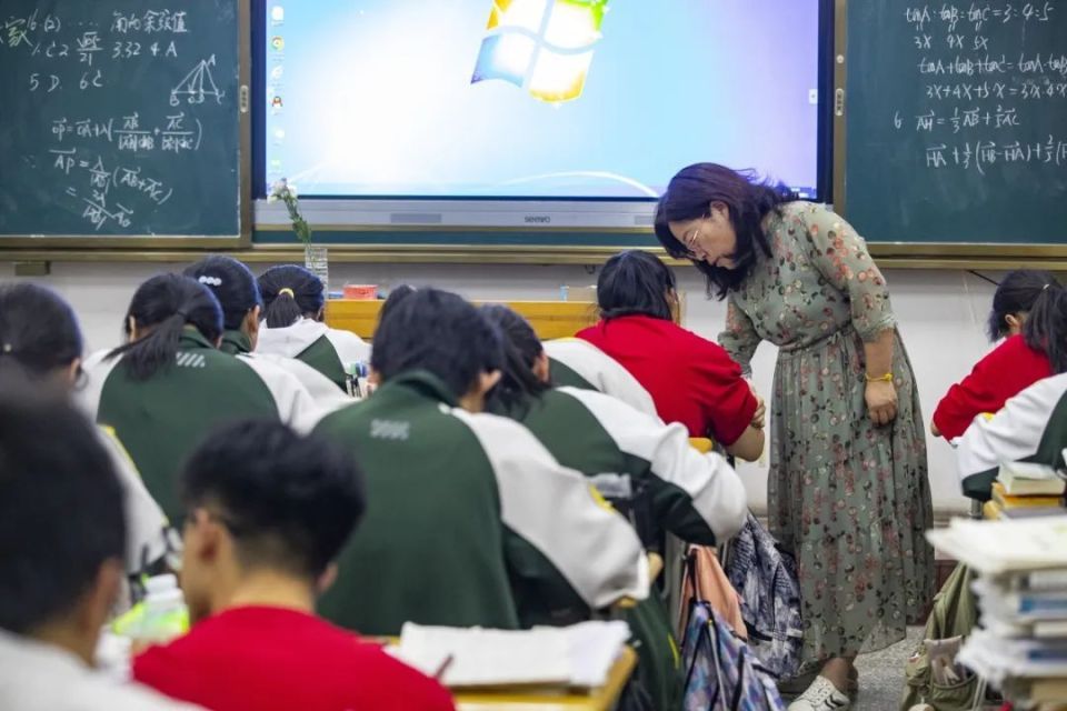 高考前最后一课,二中这位老师火出圈,"希望同学们毕业后不要朋友圈