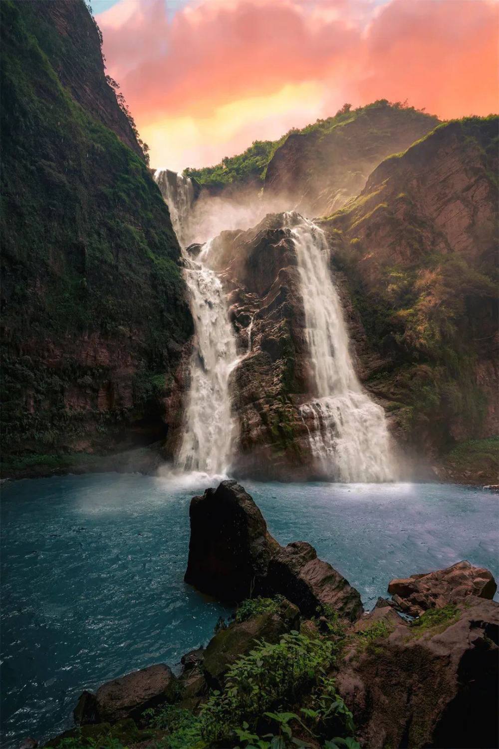 瀑布位于楚雄彝族自治州大姚县三潭瀑布又名双沟瀑布三潭瀑布此里取次