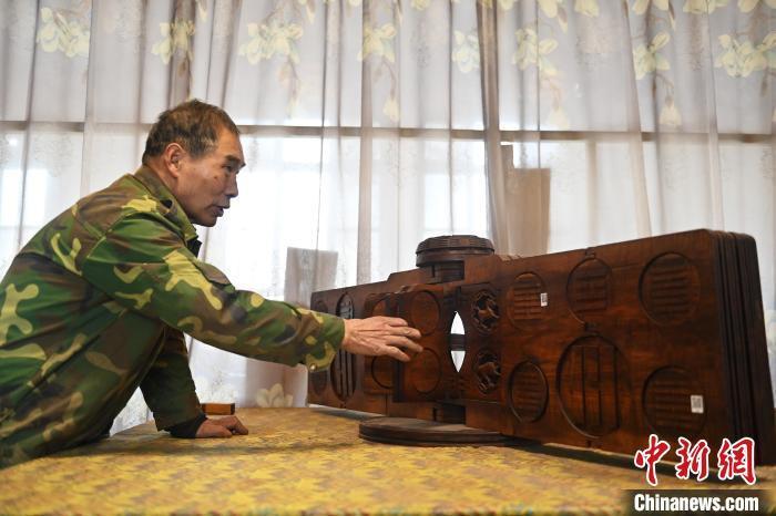 甘肃天水木雕老艺人56载木艺生涯立体展现伏羲卦象