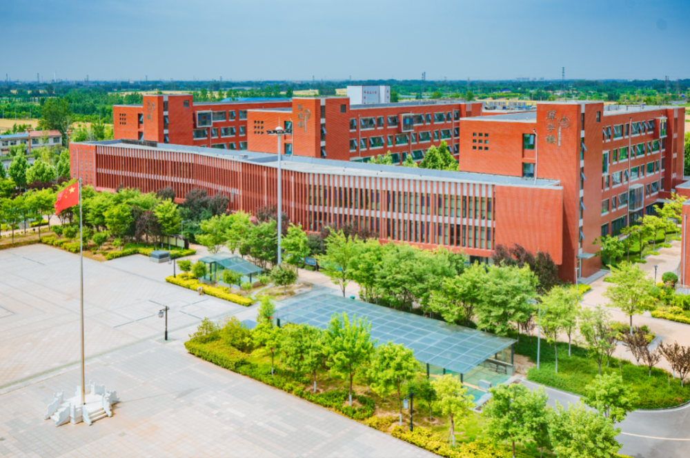 她就是济阳闻韶中学正在等着你来一所高标准,高起点的寄宿制高中在