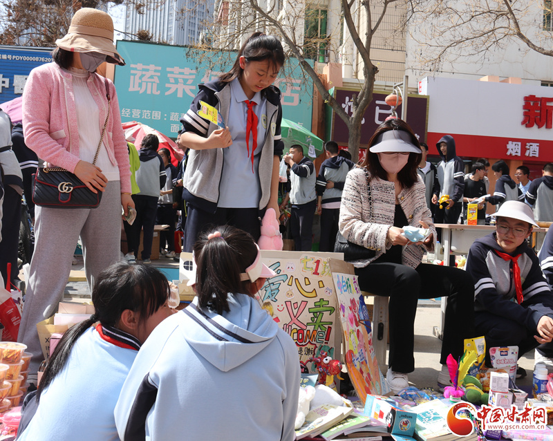 甘快看让爱成长华侨实验学校举行爱心义卖活动