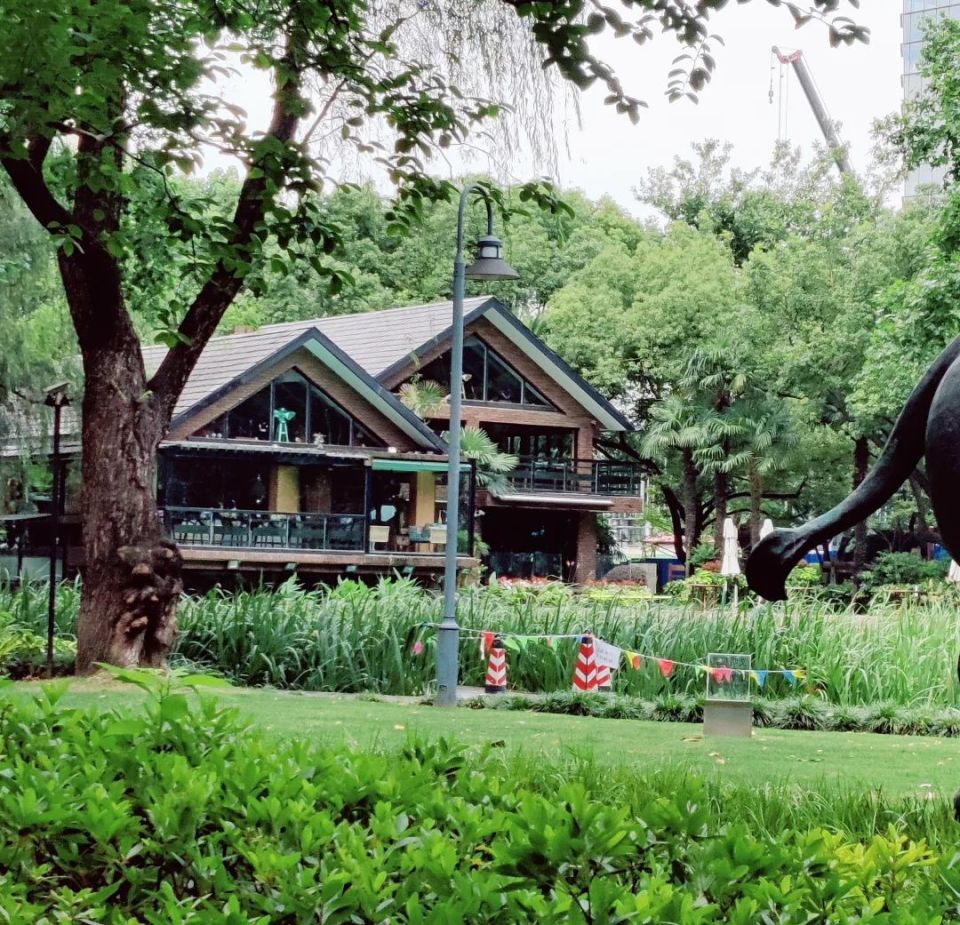 静安嘉里中心—安义路街区地处静安区静安寺商圈的静安嘉里中心