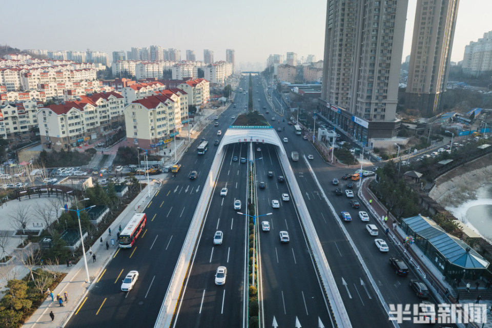 遼陽快速路全線通車早高峰周邊交通情況畫風不同