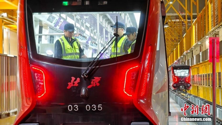 北京地铁新线即将开通 列车整装待发_腾讯新闻