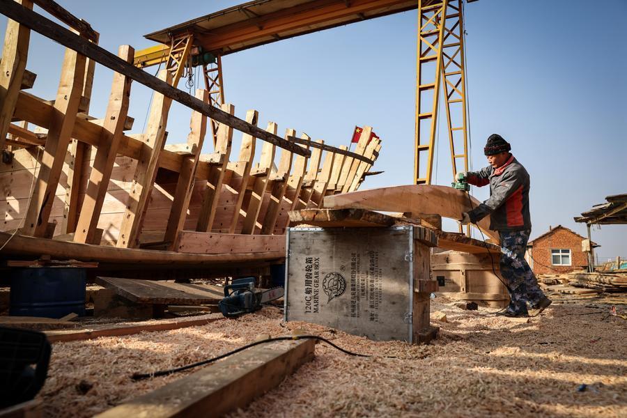 这个承载着青岛渔业百年沧桑的小小作坊,如今成为了传统木船制造技艺