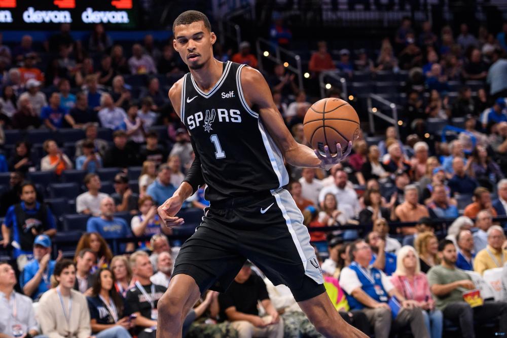 曾令旭:文班需要很长时间才能蜕变 他的外线摆脱能力尚有不足