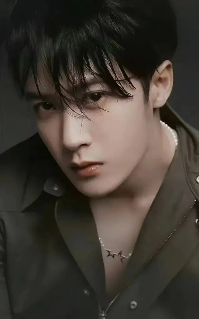 健次唱跳,舞台演戏都很专业,做什么都很认真都做到最好,包括参加小品