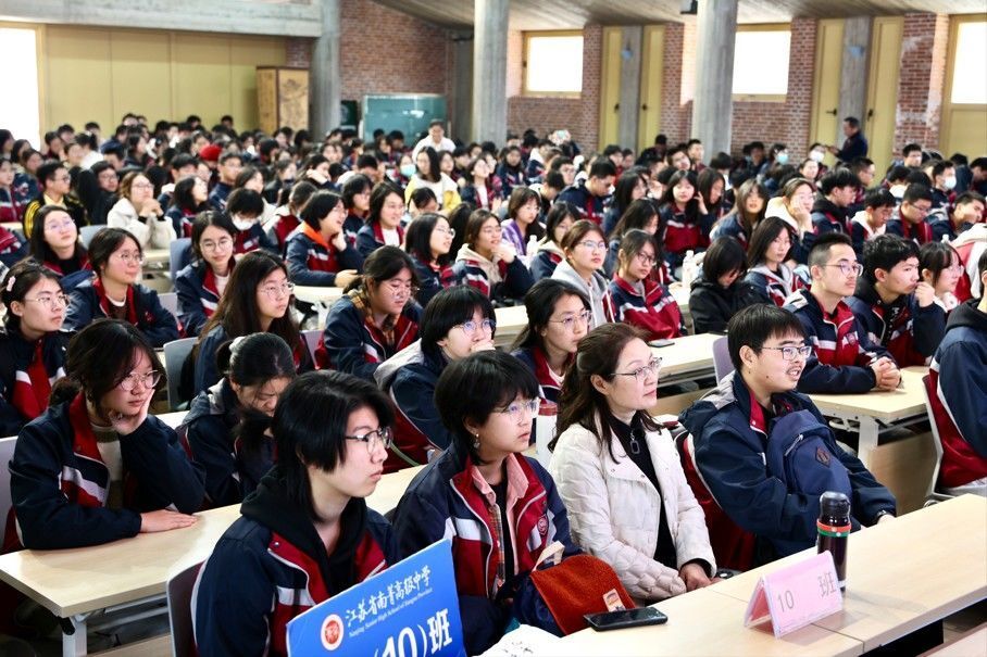 当日,有着142年办学历史的著名高中——江苏省南菁高级中学近千名学生