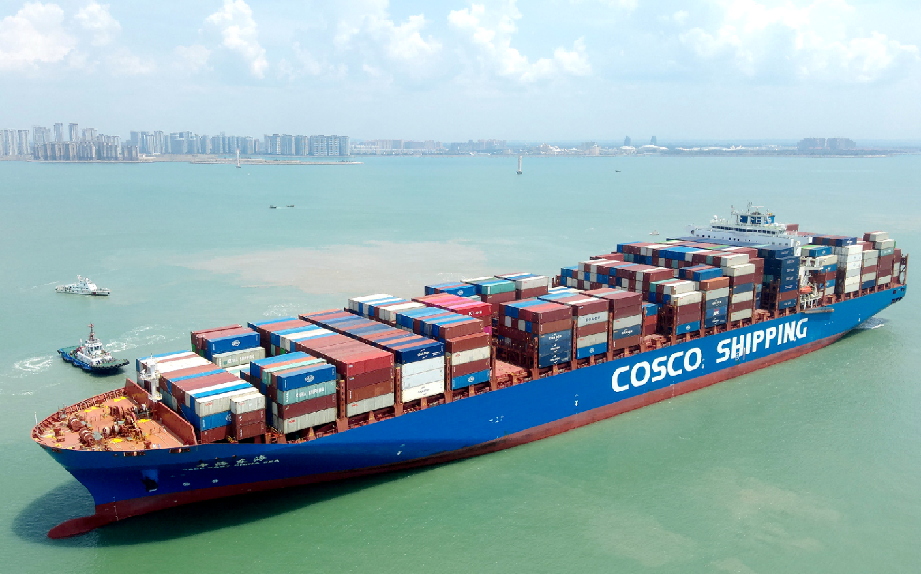 首艘12万吨级集装箱船靠泊洋浦港 "双向双枢纽港"建设取得历史性突破