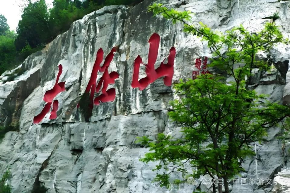 去薰衣草园子,大伾山在遥远处,大伾山只是存在于你的想象中,但它存在