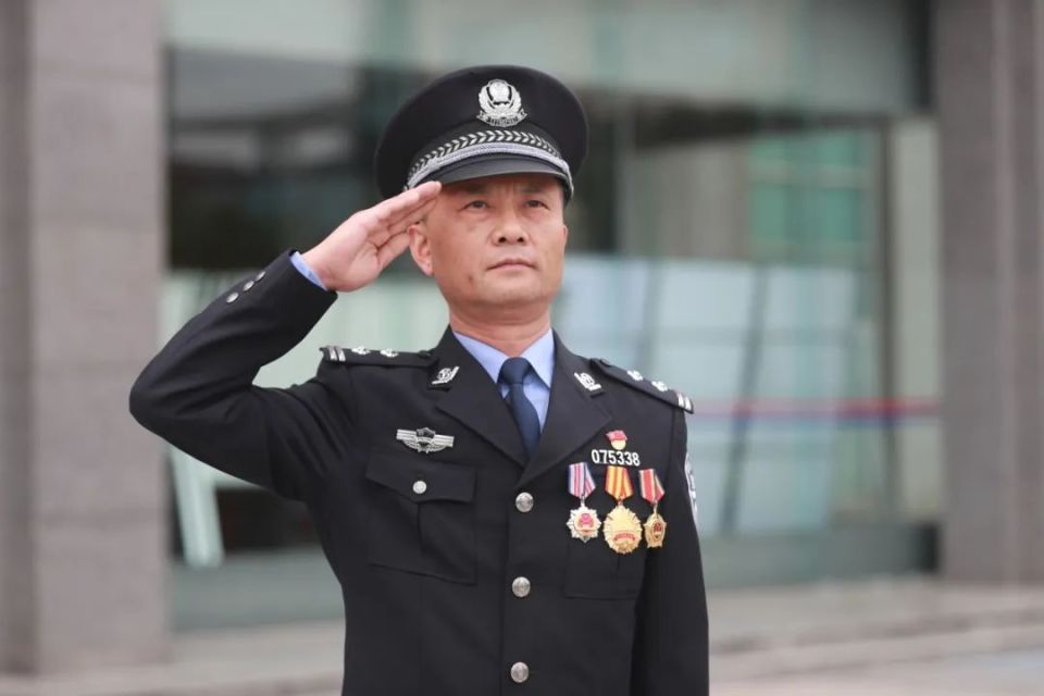成都警察刘军:甘当"兰台卷香" 守护人_腾讯新闻