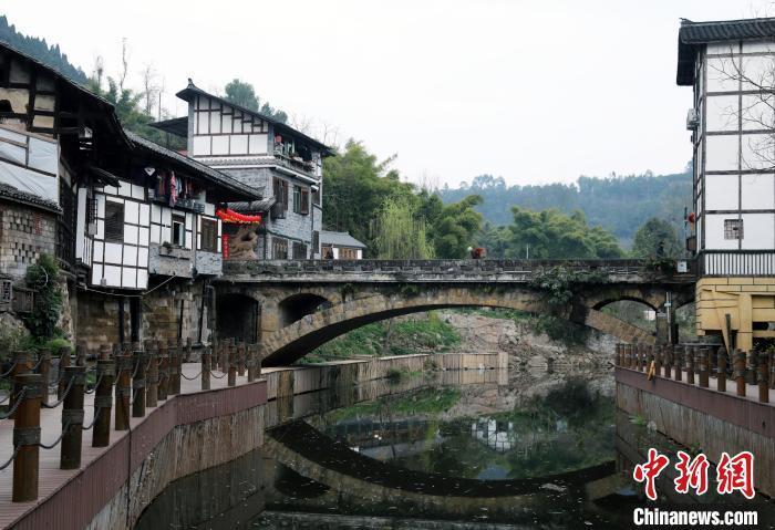 王磊 摄四川省资中县罗泉古镇是一个充满历史韵味的地方,地处资中