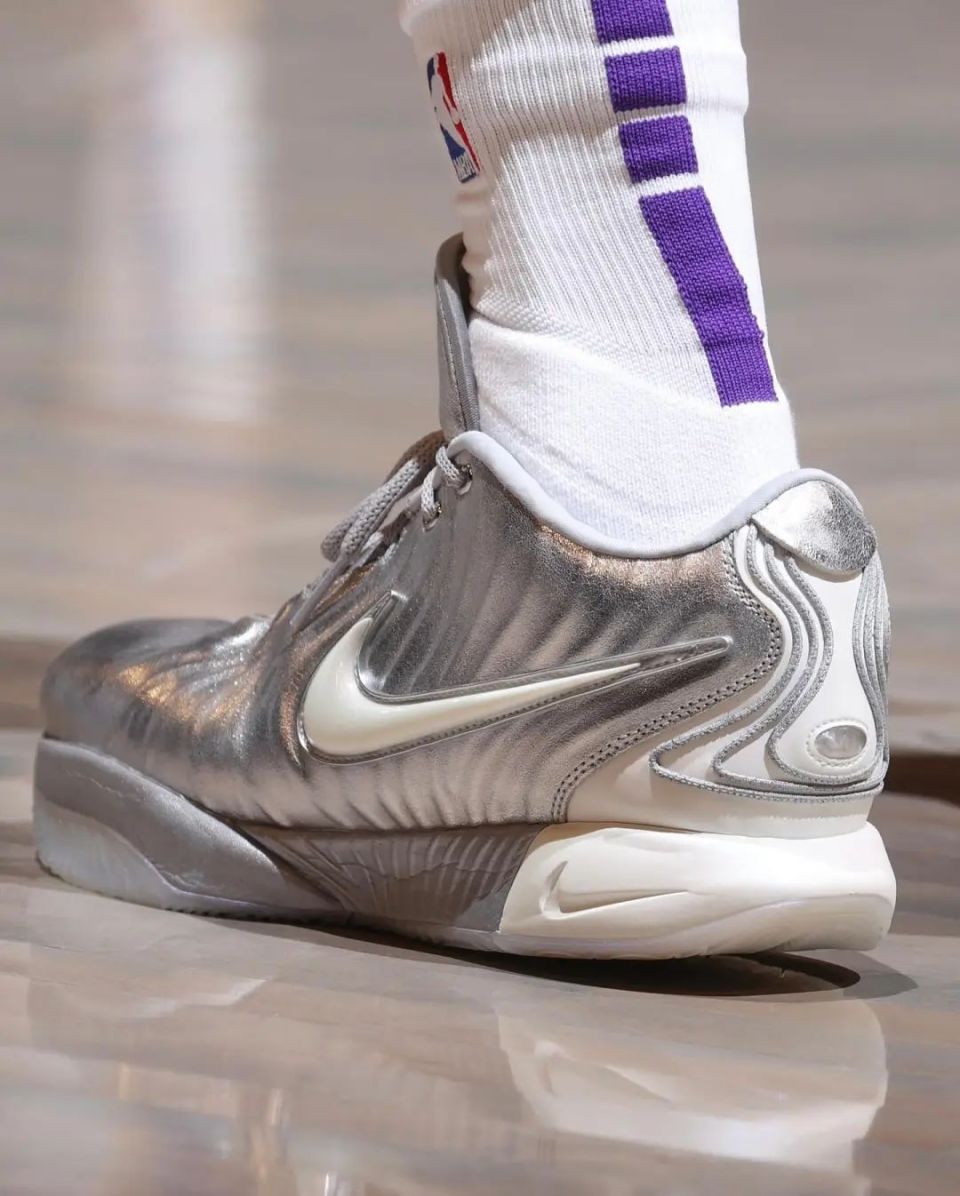 詹姆斯上脚「特殊配色」战靴!_腾讯新闻
