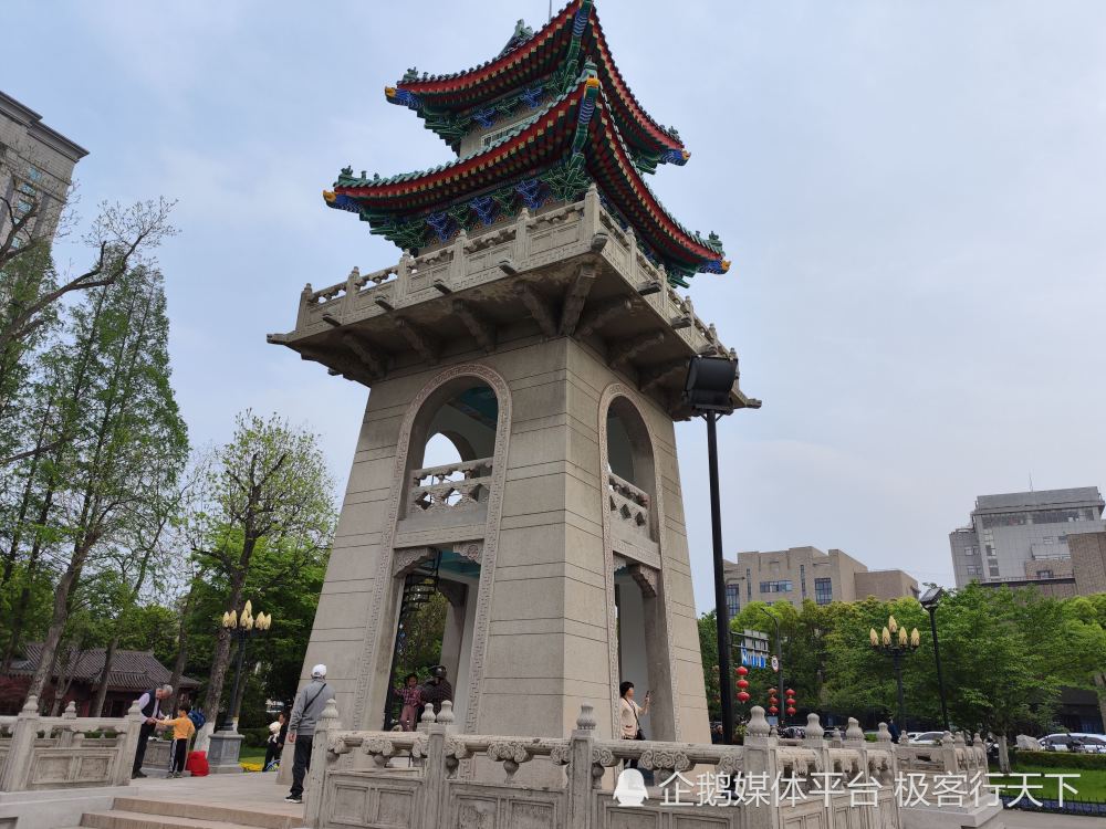 搭乘地鐵來到雞鳴寺站,出來後發現這裡是一個小公園,名為和平公園