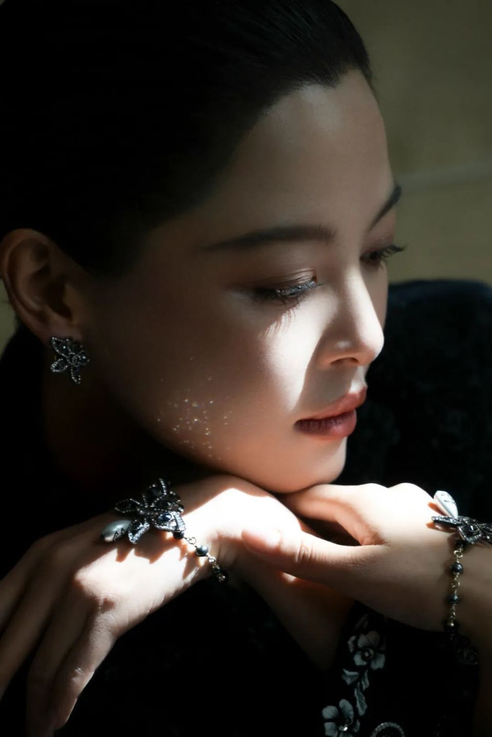 女星辛芷蕾《时尚芭莎》封面大片,化身时髦优雅都市女郎