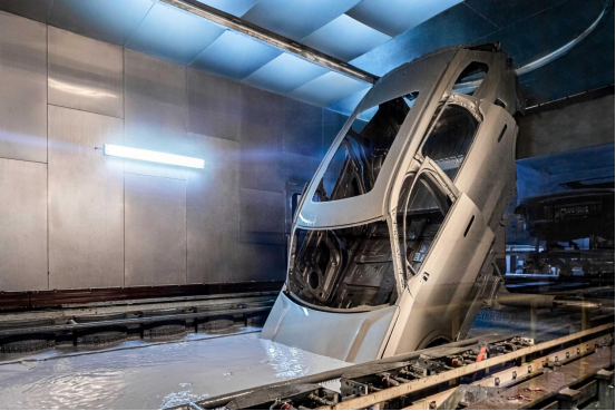 "白车身"将进入电泳生产线,经历360°"翻跟头"无死角电泳,给车身穿上"