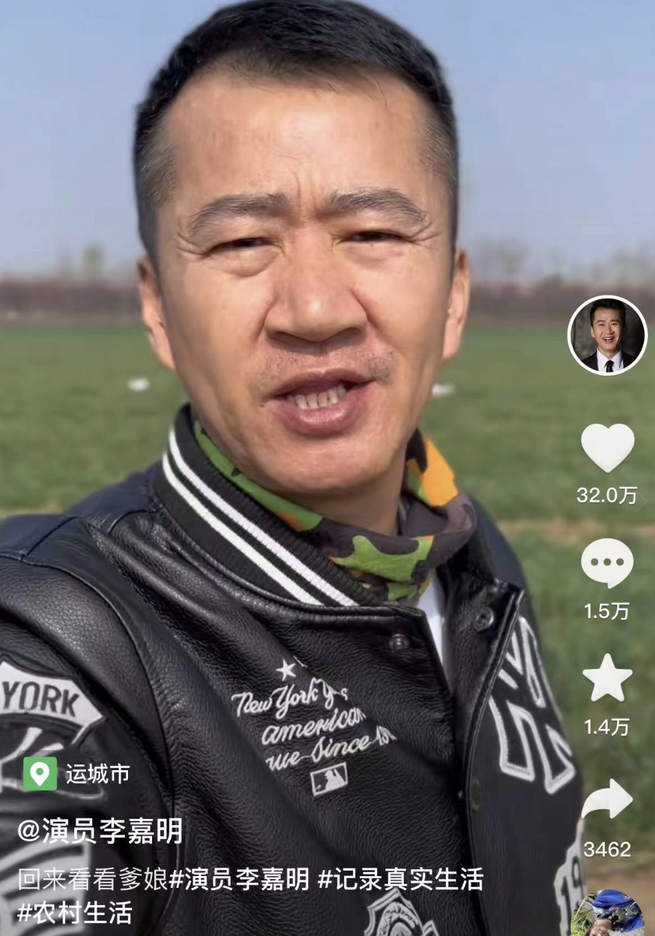 演员李嘉明回乡种地扛铁锹放声唱歌不修边幅很真实引同行点赞