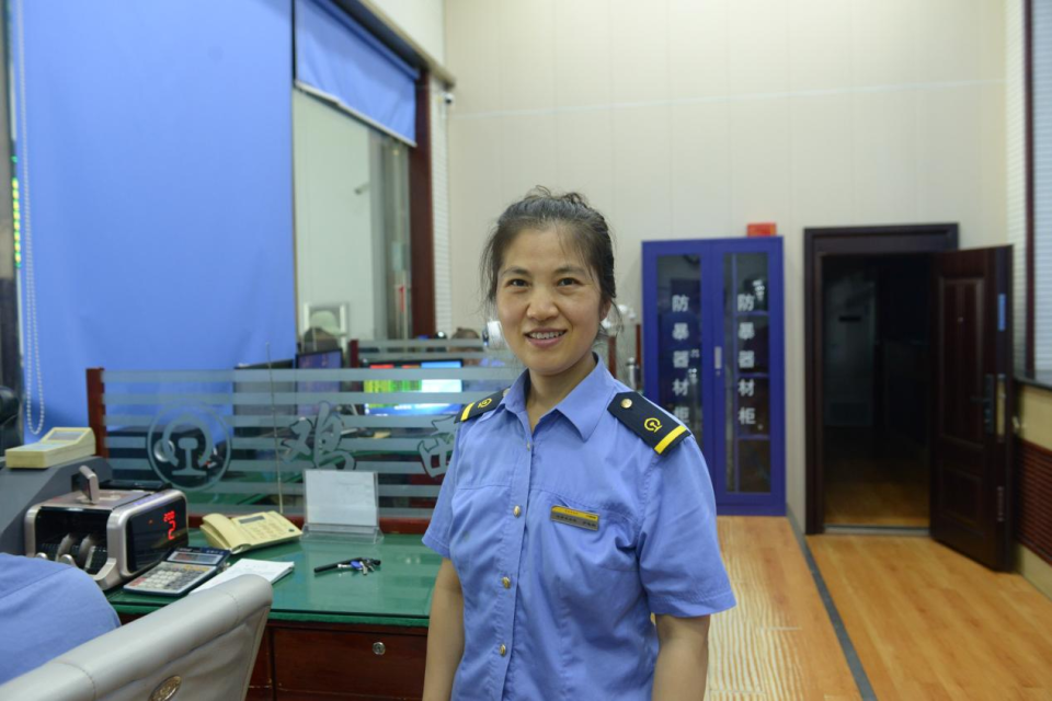 客运员于忠娴:铁路提速度 服务加温度