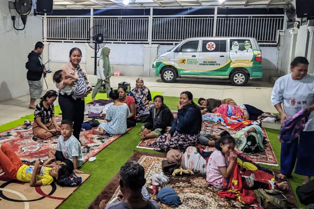 印尼爪哇岛一弹药库发生爆炸