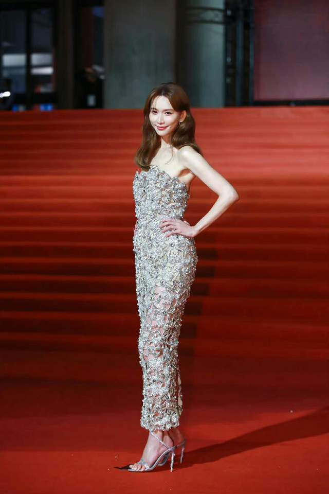 而4月18日,接近50岁的林志玲再次久违的现身北京国际电影节活动,引发