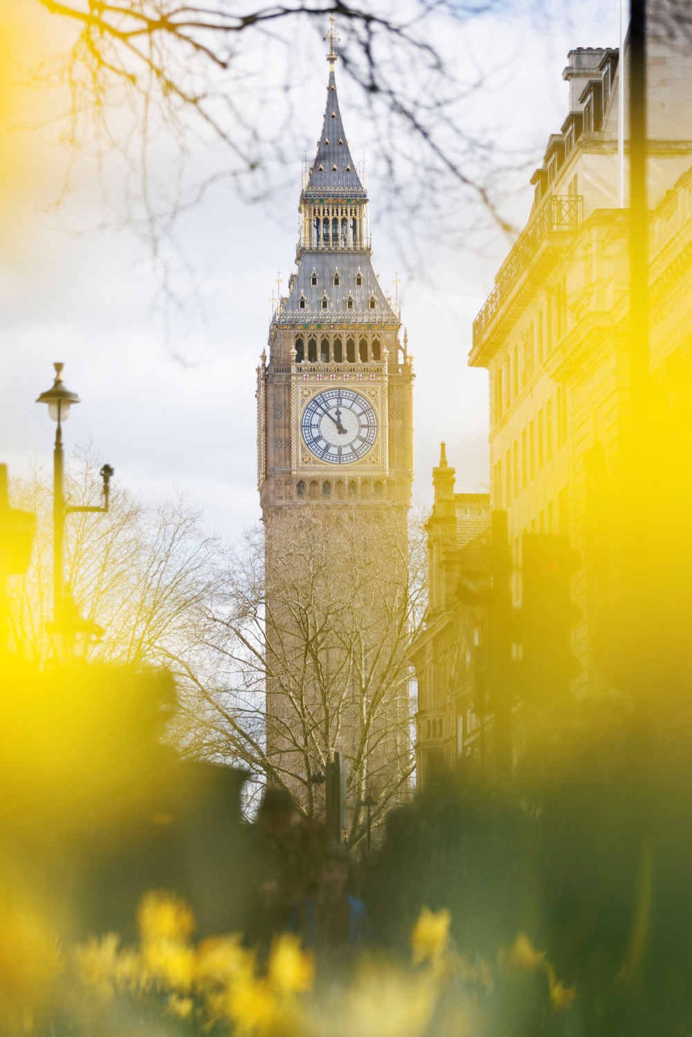 新华社/路透3月14日,游客在英国伦敦大本钟附近游玩.